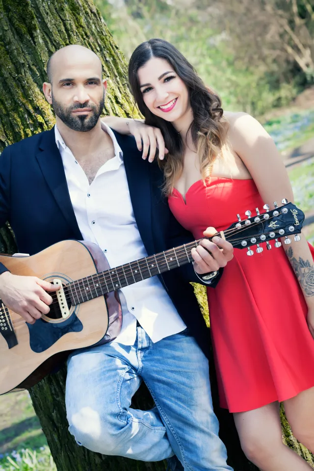 Hochzeitssängerin Linda bei der Live-Performance auf einer Hochzeit in Deutschland.